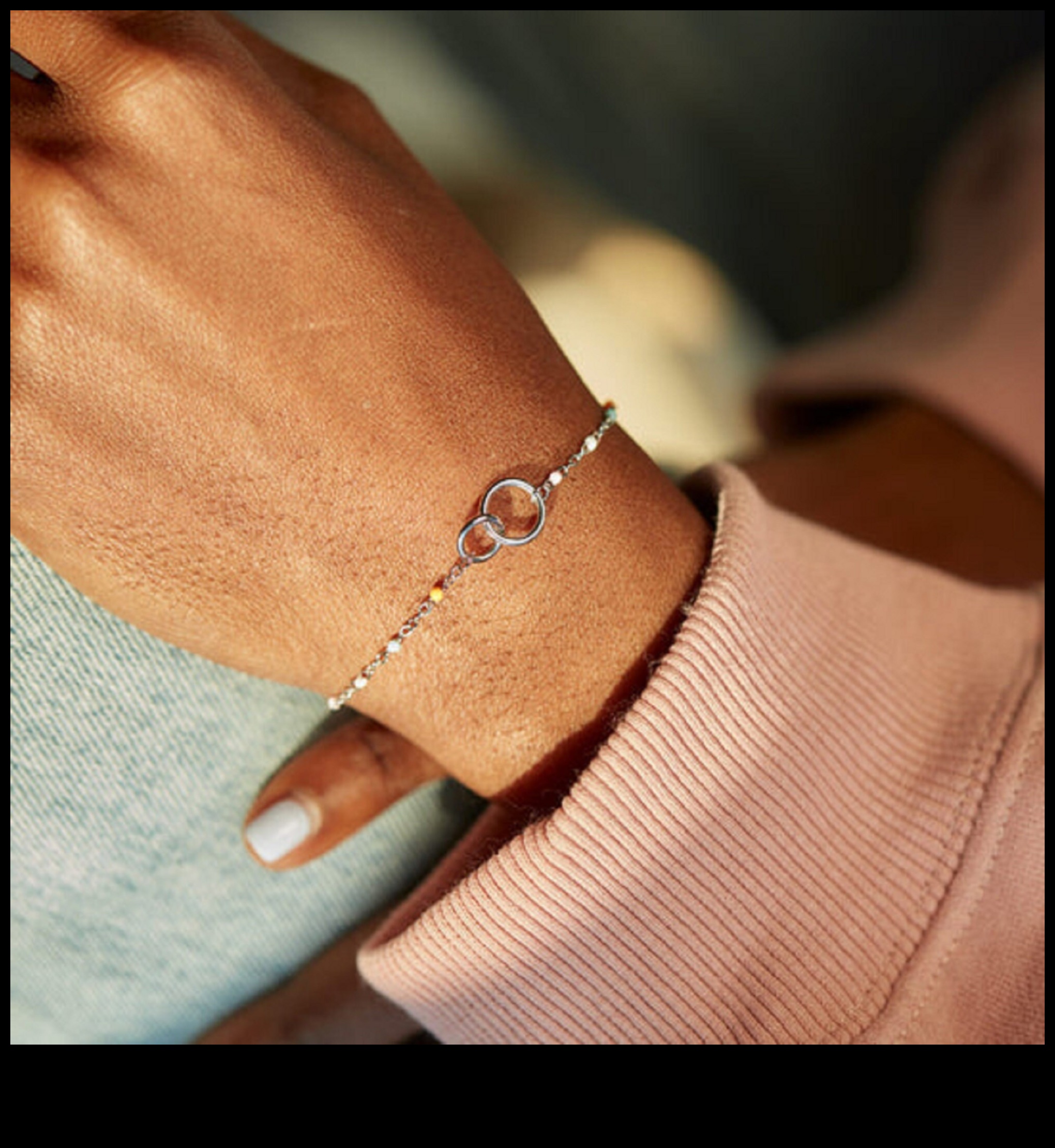 Chic Circlets Bomboanele pentru încheietura mâinii Thats All the Rage 3 Chic Circlets: Încercuiește-ți încheietura mâinii cu eleganța brățărilor noastre