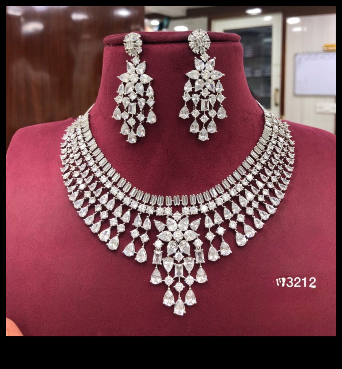 Eleganță eternă Splendoare atemporală în fiecare pereche de cercei 5 Eleganță eternă: splendoare atemporală în fiecare pereche de cercei noștri