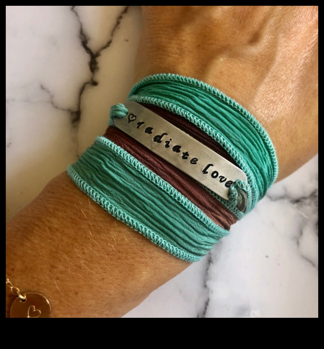 Romantism radiant: lasa dragostea sa straluceasca cu colectia noastra de bratari romantice