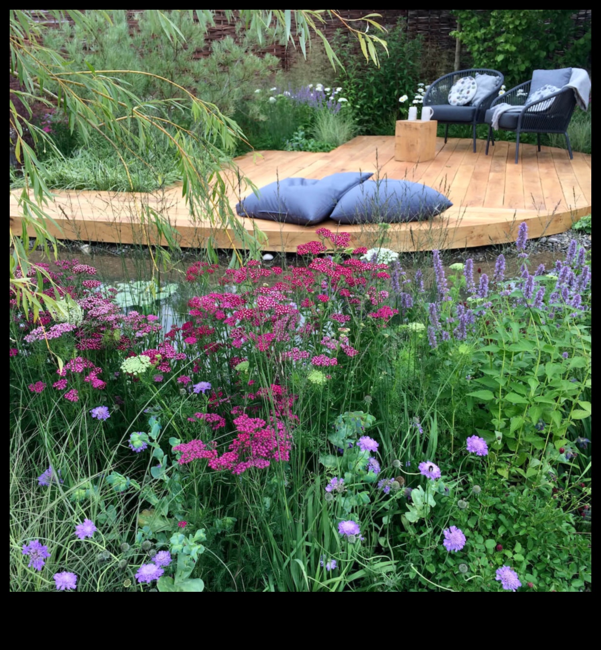 Blooms and Bliss Poezia designului grădinii cabanei 1 Blooms and Bliss: The Poetry of Cottage Garden Design