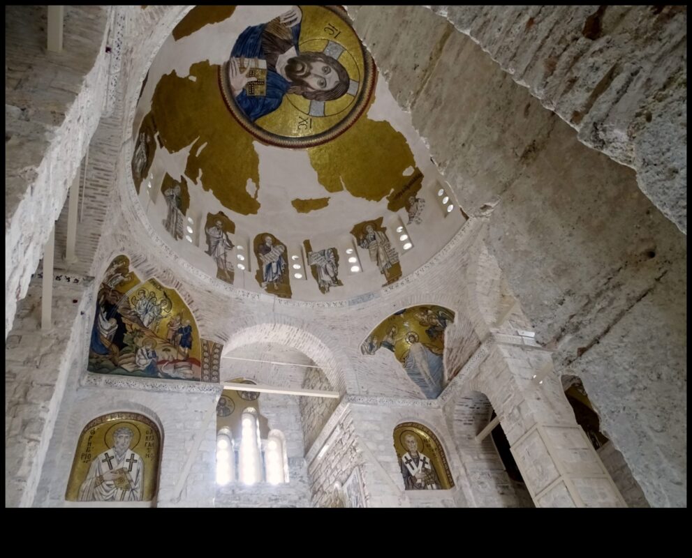 Mozaic Microcosm: Împreună frumusețea atracțiilor locale